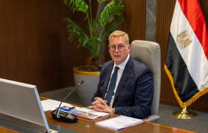 بالبلدي : وزير
      البترول:
      سداد
      مستحقات
      الشركاء
      أعاد
      الثقة..
      و63
      كشفًا
      جديدًا
      و28
      مليون
      طن
      خام
      مكرر