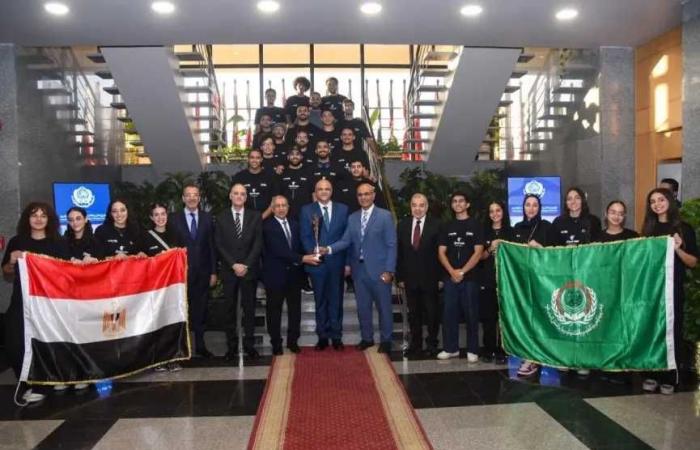 محافظ
      الإسكندرية
      ورئيس
      الأكاديمية
      العربية
      يشهدان
      فعاليات
      «اليوم
      الهندسي»
      بـ
      «أبي
      قير»*