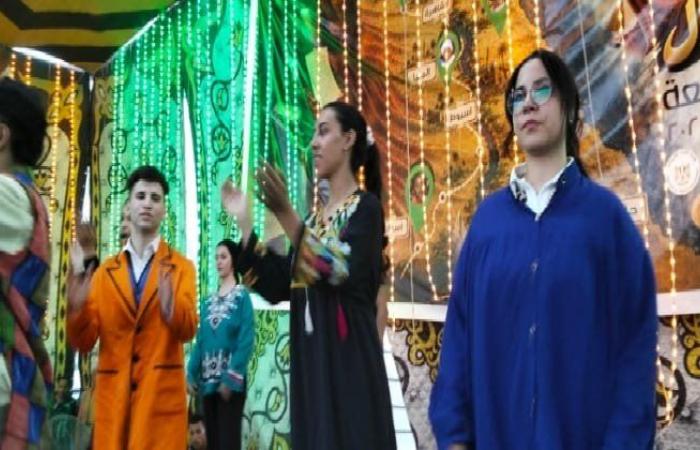 بالبلدي: أبو
      حزام
      تعيش
      ليلة
      من
      الفن
      والوعي..
      «مسرح
      المواجهة
      والتجوال»
      يفتح
      نوافذ
      الثقافة
      أمام
      أطفال
      نجع
      حمادي