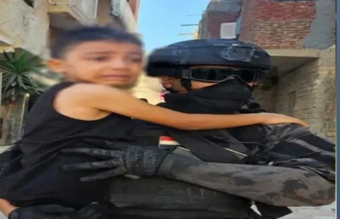 مصرع
      عنصر
      جنائي
      شديد
      الخطورة
      في
      تبادل
      إطلاق
      نار
      مع
      الشرطة
      بمطروح..
      وتحرير
      أسرته