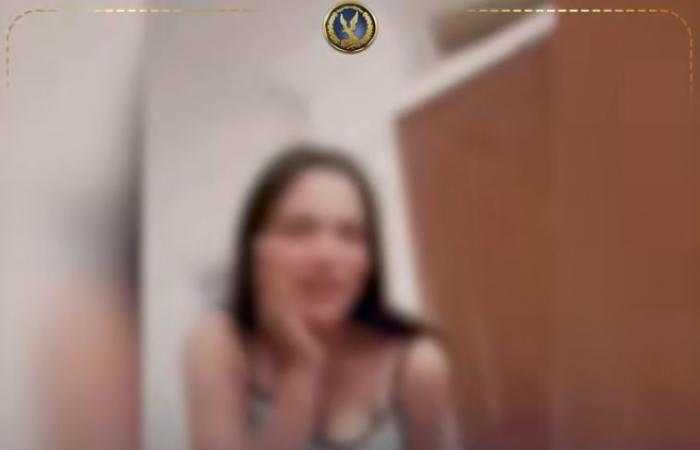 بالبلدي: فضيحة
      «فيديوهات
      جمصة»..
      الداخلية
      تضبط
      بطلة
      «الرقص
      الساخن»
      على
      السوشيال
      ميديا|
      شاهد