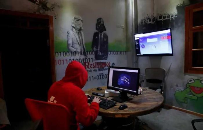مواقع
      التواصل..
      ساحة
      لاستقطاب
      زبون
      المخدرات
      والسلاح