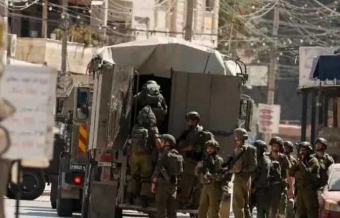 قوات
      الاحتلال
      تحتجز
      فلسطينيين
      بينهم
      نساء
      وأطفال
      غربي
      بيت
      لحم