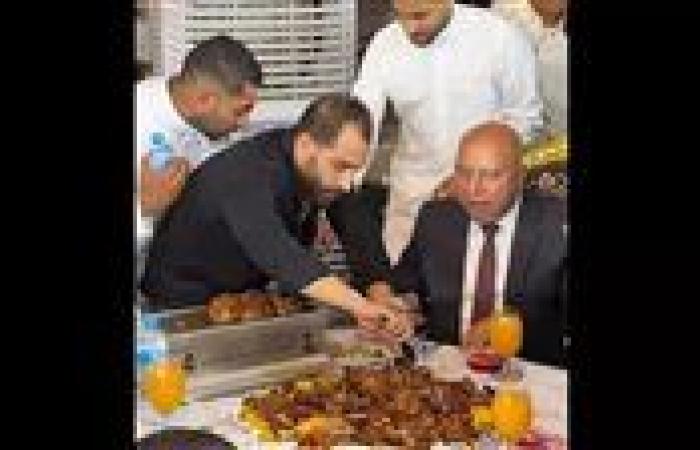 بالبلدي : النائب
      فايز
      أبو
      حرب
      يكشف
      ملابسات
      ظهور
      كامل
      الوزير
      أمام
      صينية
      لحوم
      بأحد
      الأفراح