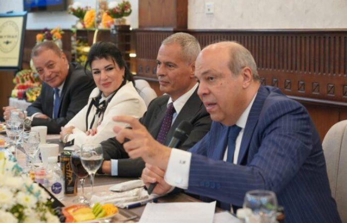 بالبلدي : وزير
      الطيران
      المدني:
      مصر
      للطيران
      ضمن
      أفضل
      50
      شركة
      طيران
      عالميًا
      في
      تصنيف
      «Skytrax»
      2026