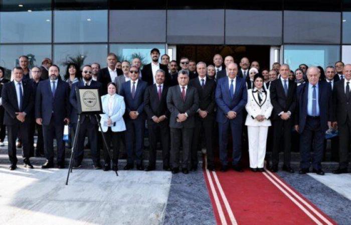 بالبلدي : وزير
      الطيران
      المدني:
      مصر
      للطيران
      ضمن
      أفضل
      50
      شركة
      طيران
      عالميًا
      في
      تصنيف
      «Skytrax»
      2026