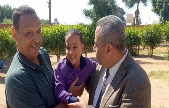 بالبلدي: «خده
      في
      حضنه
      وجري
      بيه»..
      معلم
      يصنع
      فرحة
      تلميذ
      من
      ذوي
      الهمم
      في
      سباق
      بمدرسة
      اللطاسنة
      بأبوتشت
      شمال
      قنا