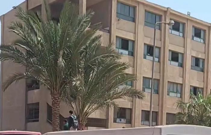 بالبلدي : ولادنا
      بخطر..
      شكوى
      أولياء
      أمور
      مجمع
      مدارس
      إسكو
      من
      التزاحم
      أثناء
      خروج
      أبنائهم