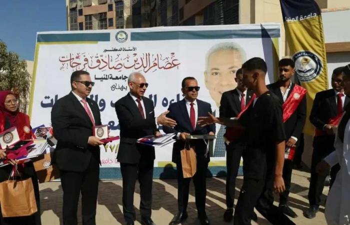رئيس
      جامعة
      المنيا
      يستقبل
      الطلاب
      بالهدايا
      ..
      ويؤكد:
      اليوبيل
      الذهبي
      نقطة
      انطلاق
      نحو
      جامعة
      أكثر
      تطورًا