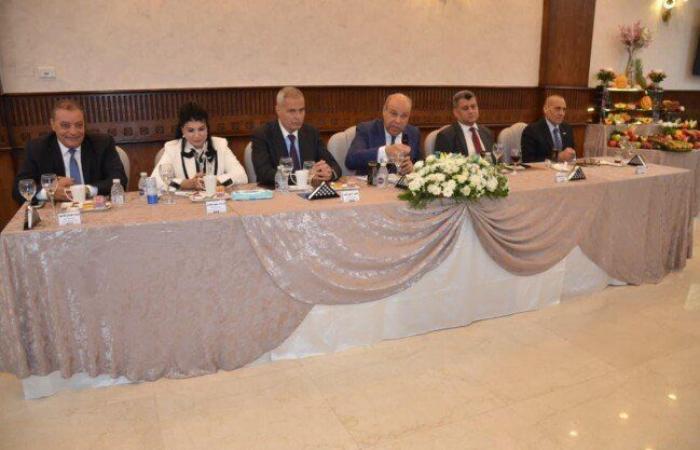 بالبلدي : وزير
      الطيران
      المدني:
      مصر
      للطيران
      ضمن
      أفضل
      50
      شركة
      طيران
      عالميًا
      في
      تصنيف
      «Skytrax»
      2026