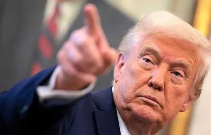 ترامب:
      الأخبار
      الزائفة
      تشكل
      تهديدا
      لأمننا
      القومي
      ويجب
      وضع
      حد
      لها