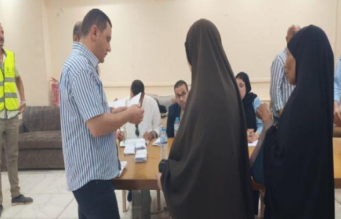 بالبلدي : «الأورمان»
      توزع
      مساعدات
      مالية
      على
      أكثر
      من
      800
      أسرة
      في
      الفيوم