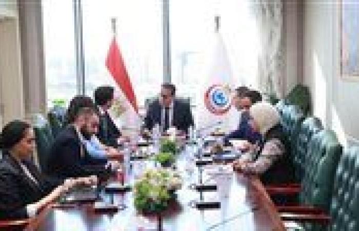 بالبلدي: وزير
      الصحة
      يبحث
      مع
      «إيرباص
      هليكوبترز»
      تطوير
      منظومة
      الإسعاف
      الجوي
      في
      مصر