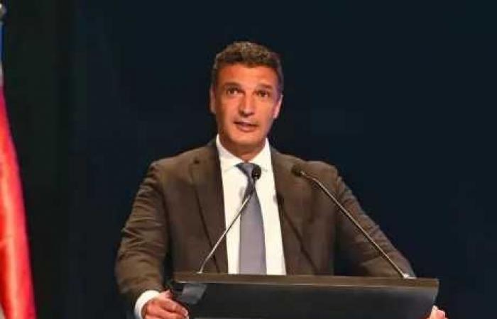 وزير
      الصناعة
      يؤكد
      أهمية
      التصنيع
      الذكي
      والتحول
      التكنولوجي
      لتعزيز
      تنافسية
      الصناعة
      المصرية