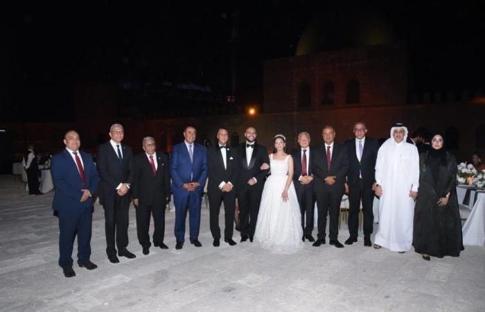 بالبلدي : بحضور
      وزراء
      وسفراء
      ورجال
      أعمال..
      اللواء
      «محمود
      يوسف»
      يحتفل
      بزفاف
      كريمته
      «سلمي»
      على
      «هشام
      جبريل»