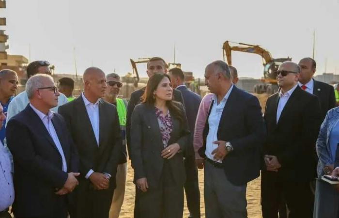وزيرة
      الإسكان
      تتفقد
      أعمال
      تطوير
      الحي
      المتميز
      وموقف
      تنفيذ
      رافع
      مياه
      لري
      المسطحات
      الخضراء