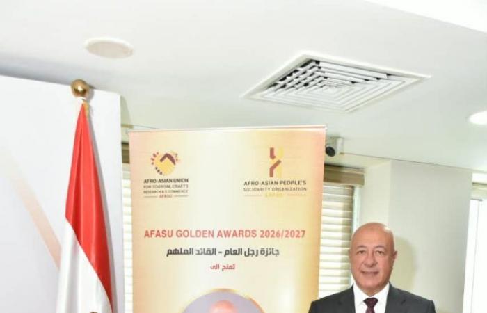 بالبلدي : يحيى
      أبو
      الفتوح
      يتسلم
      جائزة
      AFASU
      الذهبية
      «رجل
      العام
      –
      القائد
      الملهم»
      في
      قطاع
      المال
      والاقتصاد