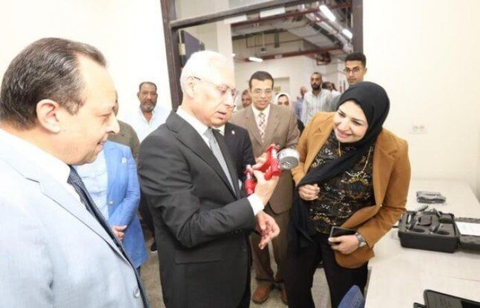 بالبلدي: رئيس
      جامعة
      المنيا
      يفتتح
      5
      معامل
      متخصصة
      بكليتي
      الطب
      والعلاج
      الطبيعي
      بالأهلية