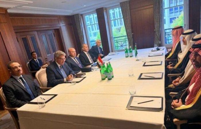بالبلدي : كامل
      الوزير
      يبحث
      مع
      وزير
      النقل
      السعودي
      التكامل
      في
      الممرات
      الدولية