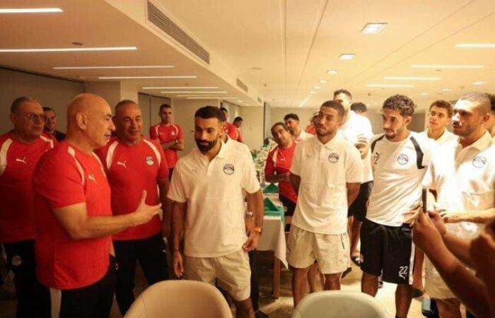 بالبلدي: لاعبو
      منتخب
      مصر
      يحتفلون
      بـ
      حسام
      وإبراهيم
      حسن
      بعد
      تجديد
      التعاقد
      حتى
      2030