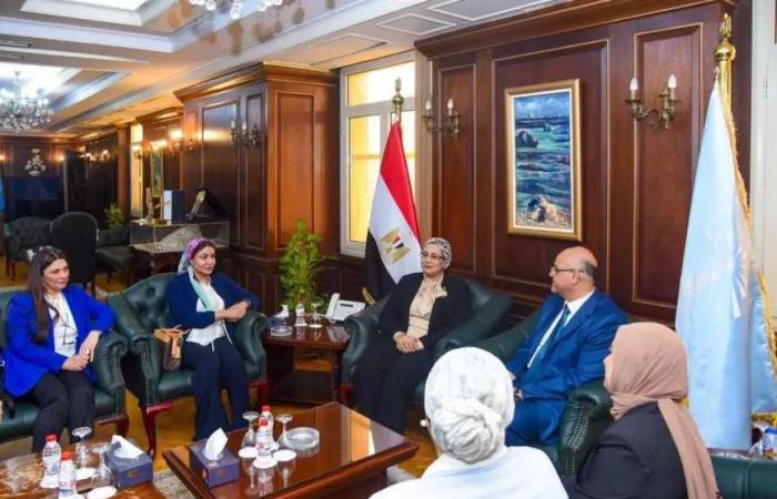 محافظ
      الإسكندرية
      يستقبل
      رئيسة
      المجلس
      القومي
      للمرأة
      لبحث
      تعزيز
      التعاون
      في
      دعم
      وتمكين
      المرأة