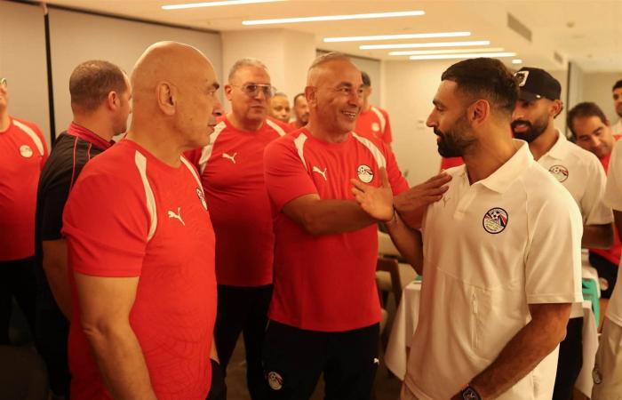 بالبلدي: لاعبو
      منتخب
      مصر
      يحتفلون
      بحسام
      وإبراهيم
      حسن
      بعد
      تجديد
      التعاقد
      حتى
      2030