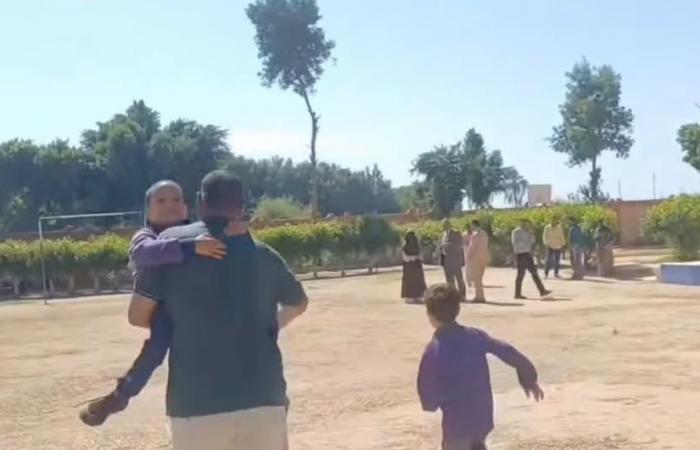 بالبلدي : بعد
      تصدره
      التريند..
      نائب
      محافظ
      قنا
      يكرم
      الطفل
      حاتم
      سعداوي
      ومعلمه