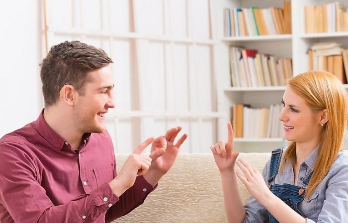 بالبلدي : لغة الإشارة للصم والبكم وفوائدها
