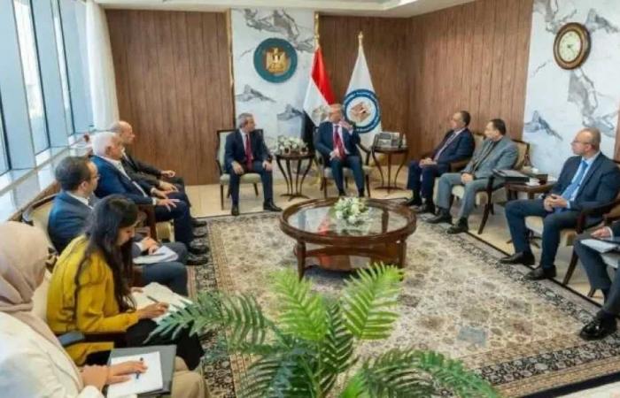 وزير
      البترول
      يبحث
      مع
      وفد
      إيني
      الإيطالية
      التعجيل
      بتنمية
      الاكتشافات
      الجديدة
      وزيادة
      الإنتاج