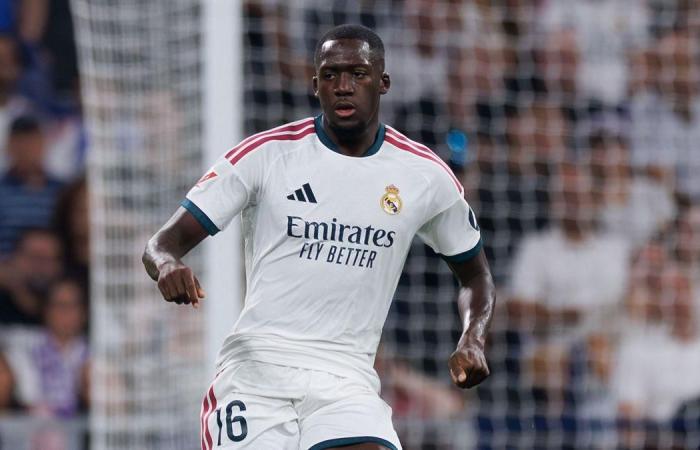 بالبلدي : رسميًا
      |
      ريال
      مدريد
      يعلن
      تشخيص
      إصابة
      كوناتي..
      ومدة
      غيابه