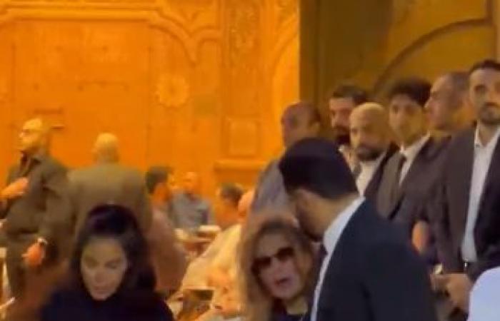 بالبلدي: هالة
      سرحان
      وإدوارد
      وعصام
      السقا
      في
      عزاء
      والد
      عمر
      السعيد
      (صور)
