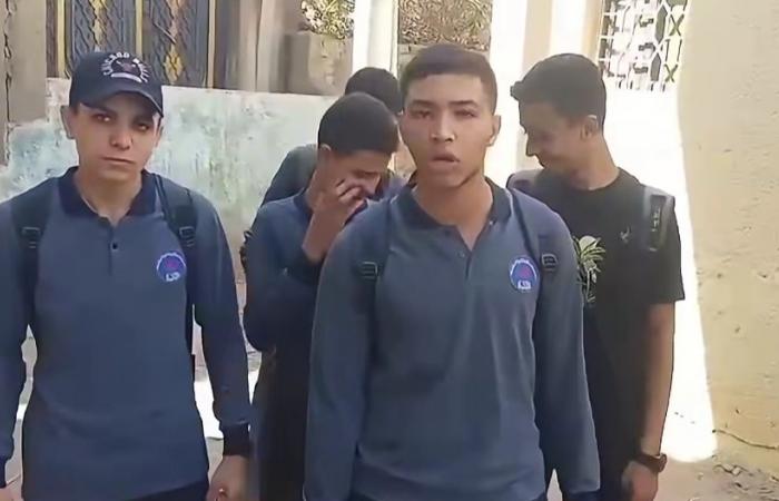 بالبلدي : استغاثة
      طلاب
      الثانوية
      العامة
      بالجيزة:
      المدير
      طردنا
      لإجبارنا
      على
      اختيار
      البكالوريا
      المصرية