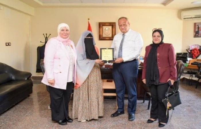 بالبلدي: مدير
      تعليم
      بورسعيد
      يكرّم
      «زينب
      عبيد»
      لحصولها
      على
      المركز
      الخامس
      جمهوريًا
      في
      «المدرسة
      المنتجة»
