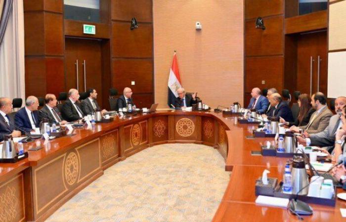 بالبلدي : نائب
      رئيس
      الوزراء
      للشؤون
      الاقتصادية
      يتابع
      موقف
      مشروعات
      القابضة
      للسياحة
      والفنادق
