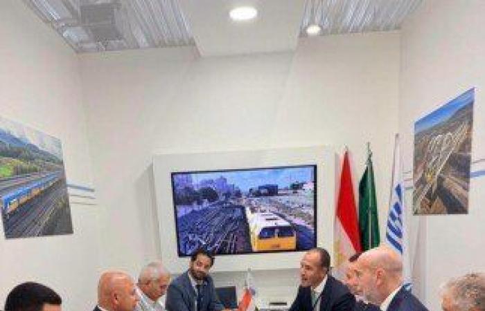 بالبلدي: وزير
      النقل
      يتفقد
      أجنحة
      كبرى
      الشركات
      العالمية
      والمحلية
      في
      «إينو
      ترانس»
      ببرلين