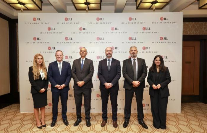بالبلدي : خبراء
      «جيه
      إل
      إل»:
      القطاع
      العقاري
      في
      القاهرة
      يحافظ
      على
      زخمه
      خلال
      النصف
      الأول
      من
      2026
      رغم
      ارتفاع
      تكاليف
      البناء