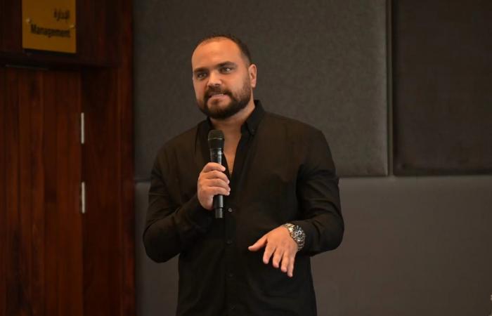 بالبلدي: "خيال
      مريض"
      في
      العاصمة
      الجديدة..
      تفاصيل
      العرض
      الأول
      وتصريحات
      أبطال
      العمل