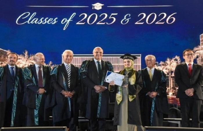 بالبلدي : محافظ
      الإسكندرية
      يشهد
      حفل
      تخرج
      دفعات
      بالجامعة
      المصرية
      اليابانية