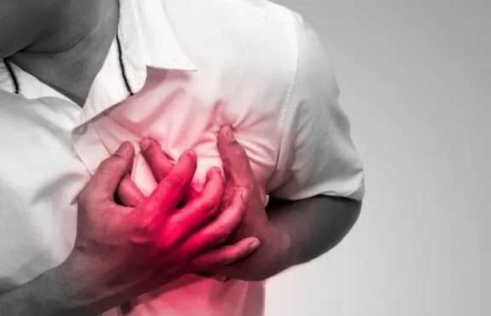 7
      علامات
      تحذيرية
      للجلطة
      القلبية..
      متى
      يجب
      طلب
      الإسعاف
      فورًا؟