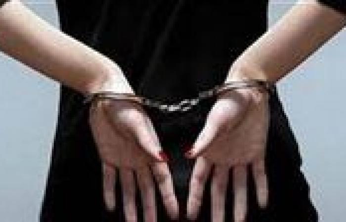 بالبلدي : خلافات
      الجيرة..
      ضبط
      سيدة
      لاتهامها
      بطعن
      أخرى
      بسكين
      مرتين
      في
      البطن
      بالقليوبية