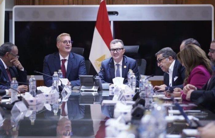 بالبلدي : وزير
      التخطيط:
      22.4%
      نموًا
      في
      نشاط
      تكرير
      البترول
      خلال
      الربع
      الثالث
      من
      2025/2026