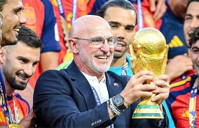 بالبلدي : دي
      لا
      فوينتي:
      الكرة
      الذهبية
      للمدربين
      واللاعبين؟
      لا
      يستحقها
      سوى
      الإسبان