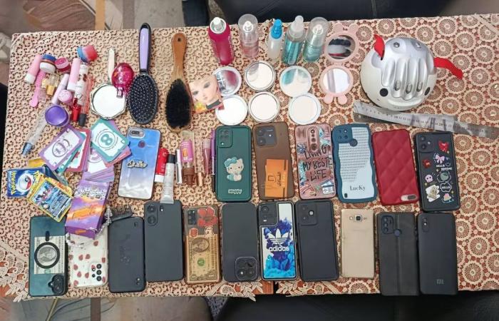 بالبلدي: تفتيش
      حقائب
      طالبات
      بالإعدادي
      يكشف
      هواتف
      واقلام
      روج
      وبرفانات
      وكوتشينة
      ومساطر
      معدنية