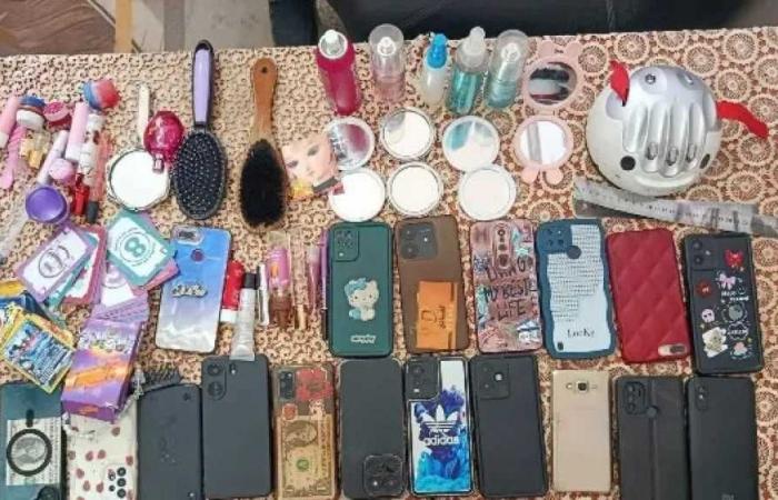 بعد
      نشر
      صور
      المضبوطات..
      جدل
      حول
      تفتيش
      حقائب
      طلاب
      مدرسة
      رسمية
      بالغردقة