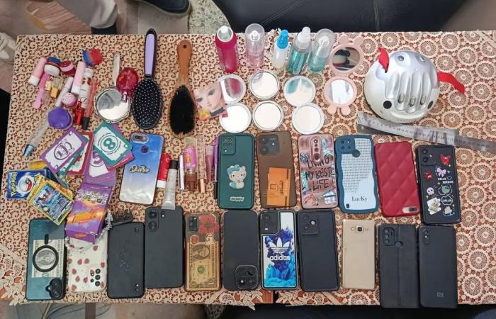 بالبلدي: تفتيش
      حقائب
      طالبات
      بالإعدادي
      يكشف
      هواتف
      واقلام
      روج
      وبرفانات
      وكوتشينة
      ومساطر
      معدنية