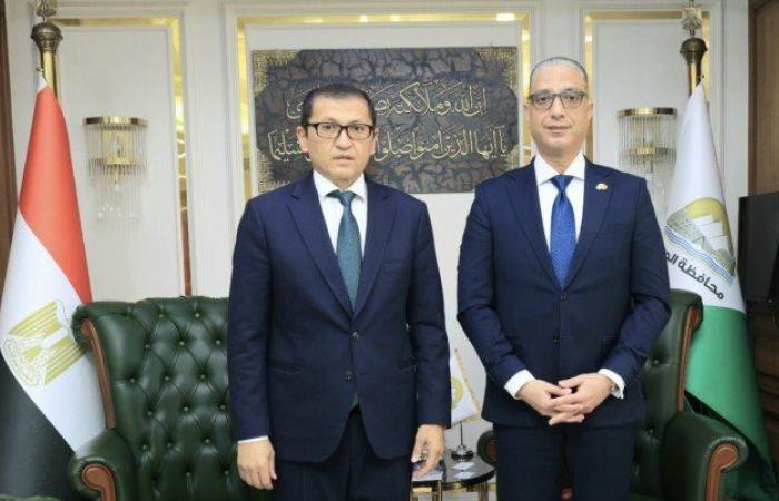 بالبلدي: محافظ
      الجيزة
      يستعرض
      مع
      سفير
      أوزبكستان
      سبل
      التعاون
      المشترك