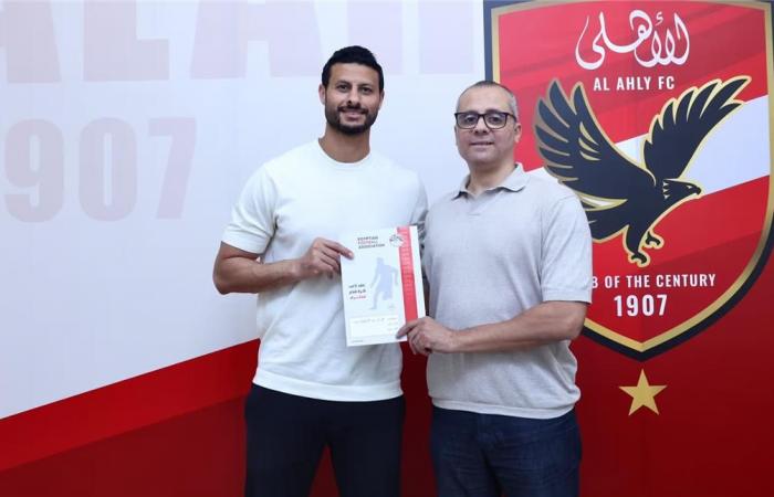 بالبلدي : رسميًا
      |
      الأهلي
      يعلن
      تمديد
      عقد
      محمد
      الشناوي