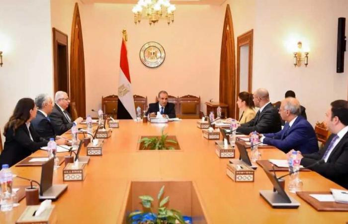 وزير
      الخارجية
      يعقد
      اجتماعاً
      مع
      قطاع
      الهجرة