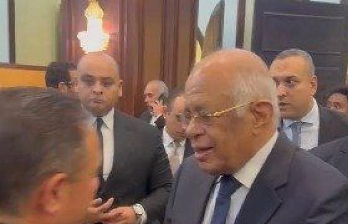 بالبلدي: الدكتور
      علي
      عبد
      العال
      يقدم
      واجب
      العزاء
      في
      وفاة
      المستشار
      أحمد
      الزند
