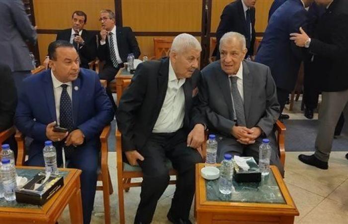 بالبلدي: إبراهيم
      محلب
      يشارك
      في
      عزاء
      المستشار
      أحمد
      الزند
      وزير
      العدل
      الأسبق